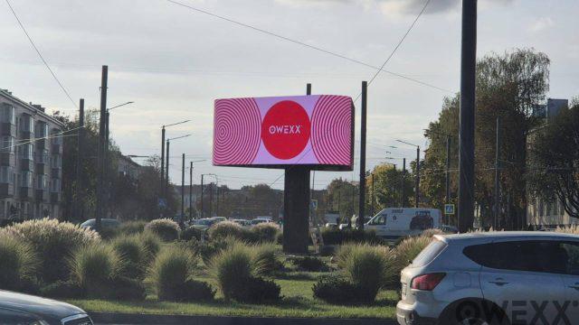 OWEXX pristato unikalų, tripusį lauko ekraną Kaune: pirmasis ir vienintelis Baltijos šalyse