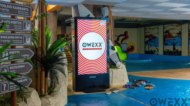 Reklamos ekranai vandens parke „Vichy“: ryški ir matoma reklama kartu su OWEXX