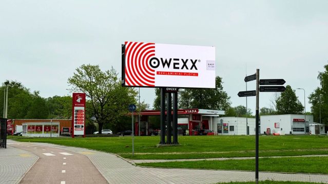 OWEXX lauko ekranai Kaune: naujas dvipusis ekranas didelio užimtumo zonoje