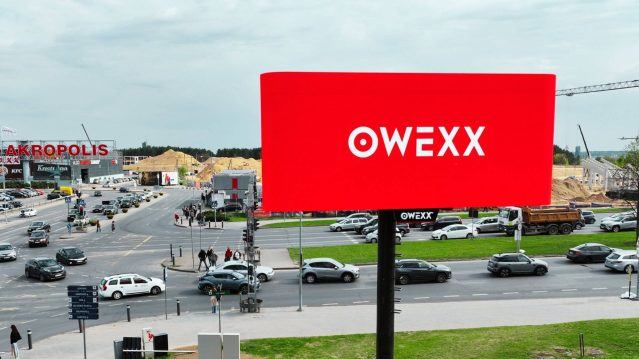 Išskirtinis OWEXX lauko ekranų tinklo papildymas: naujas tripusis ekranas Vilniuje