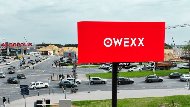 Išskirtinis OWEXX lauko ekranų tinklo papildymas: naujas tripusis ekranas Vilniuje